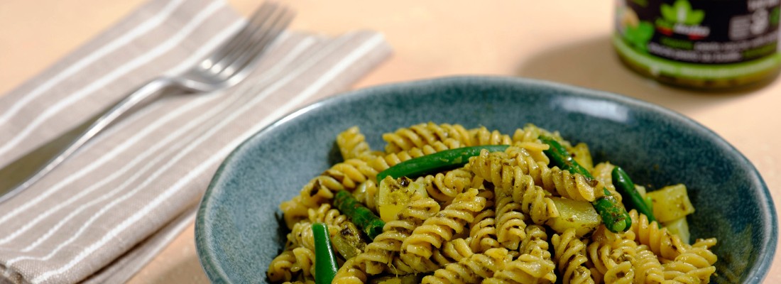 Fusilli sans gluten au pesto de basilic, avec pommes de terre et haricots verts.